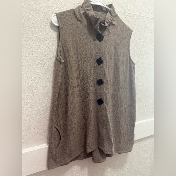 Ali Miles Sleeveless Button Front Swing Top in Taupe/Light Brown Size Small - Picture 2 of 7